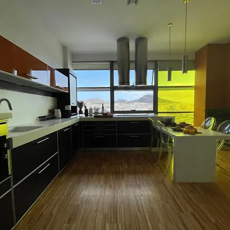 Luxury Family Beachfront شقة *