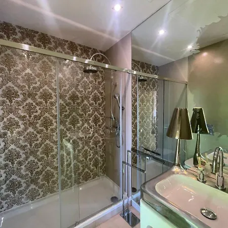 Luxury Family Beachfront Apartment *